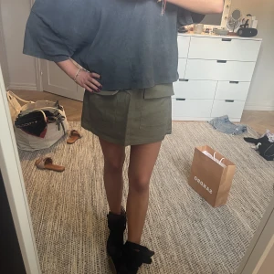 Militärgrön kjol med fickor  - Superfin kjol!!! Aldrig använd, endast testad. 💚 storlek M och stor i sin storlek. Köpt för 349kr