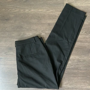 Svarta kostymbyxor  - Helt nya och oanvända kostym från H&M.   Rensar ur min garderob från en hel del oanvända kläder🌼 Kika och se om du ser något mer i min profil som du gillar så skickar jag med det till dig också!😊 Fler kläder kommer!  