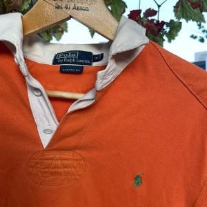 Ralph Lauren tröja - Långärmad pikétröja från Ralph Lauren. Färgen ser i verkligen mest lik den första bilden