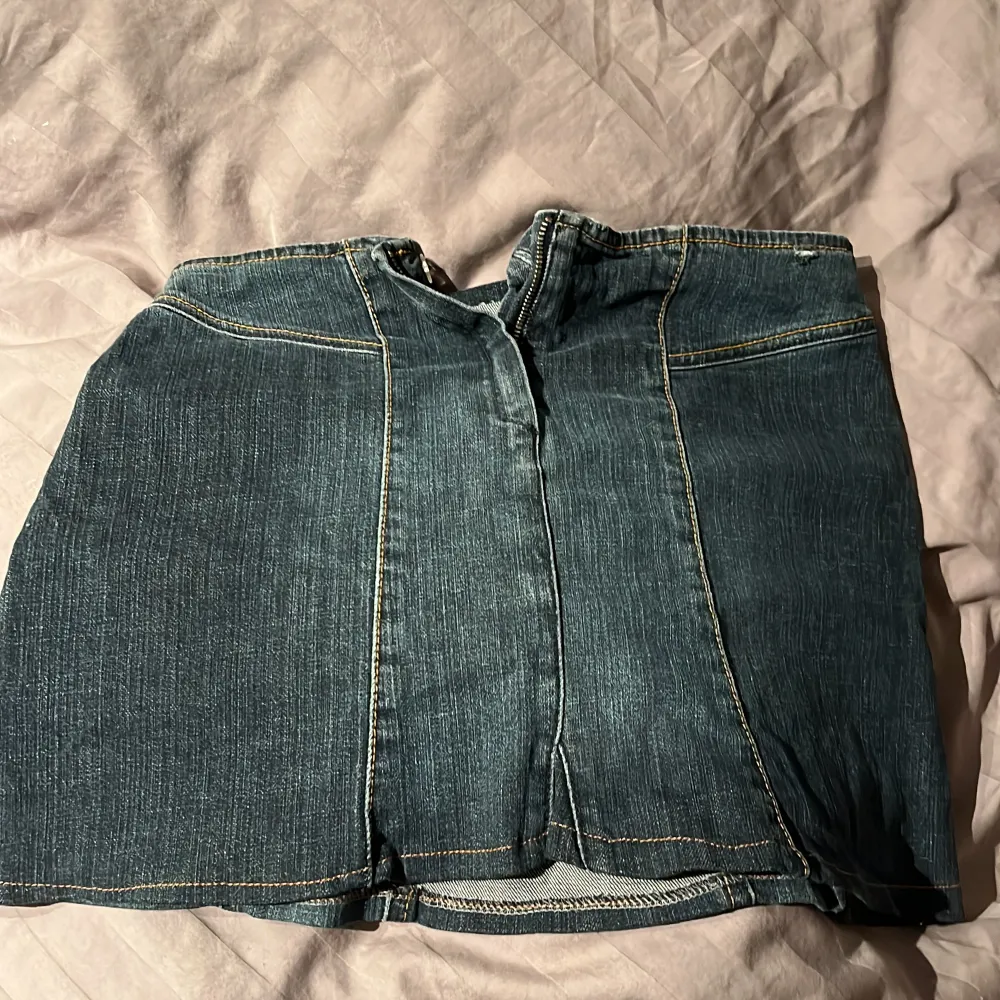 Jeans kjol från Urban outfitters. Aldrig använd eftersom jag aldrig tyckt den vart i min stil, därför är den i perfekt skick🙌. Kjolar.