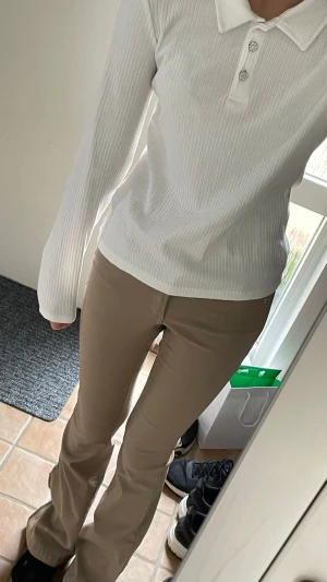 Vit tröja - Säljer den här fina tröjan som man kan ha både till fest och vardag. Har använt den 2 gånger.