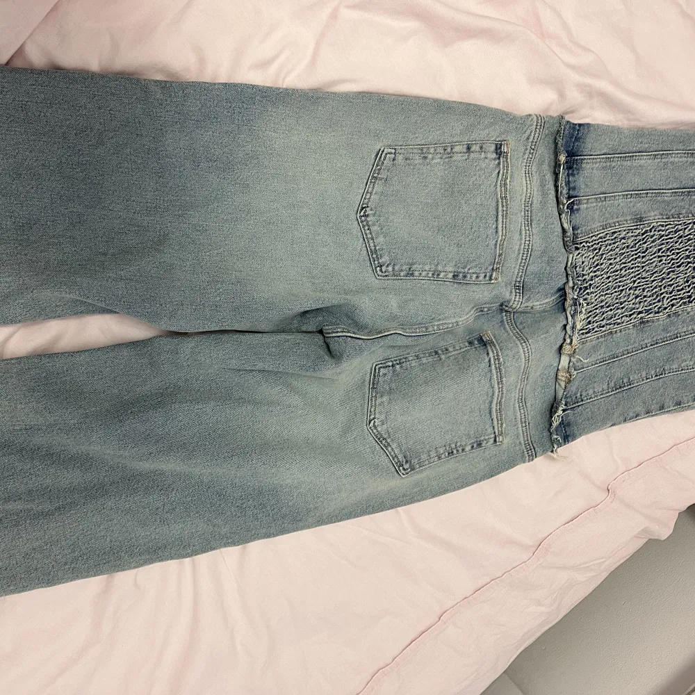 Använd 1 gång Storlek L passar M  Säljes för 400 kr. Jeans & Byxor.