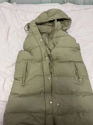 Väst från Zara - Storlek M säljes för 300 kr