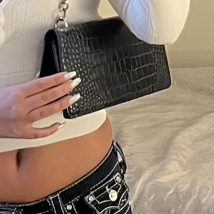 Väska från nelly  - Fin väska, som tyvärr inte kommer till användning längre, kedjan har tappat lite färg