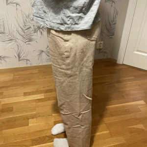 Beiga raka jeans.  - Beiga raka jeans från Dazy. Storlek S. Använda några gånger men i bra skick. 