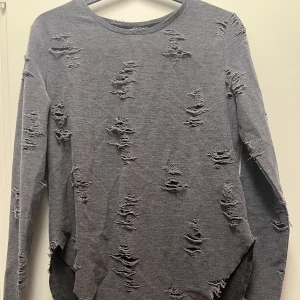 Sliten långärmad - Sliten långärmade tröja (den ska vara sliten😅) Skriv om ni undrar något❤️