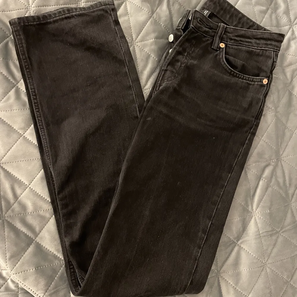 Säljer dessa super fina low waist jeans från weekday💓 Köpta för 590 och de är i väldigt bra skick💗. Jeans & Byxor.