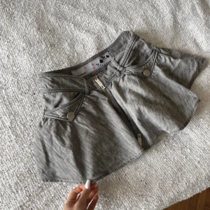 Vintage y2k kjol - En supersnygg vintage kjol som tyvärr inte kommer till användning. Den är i bra skick. Köparen står för frakten💘💞💝