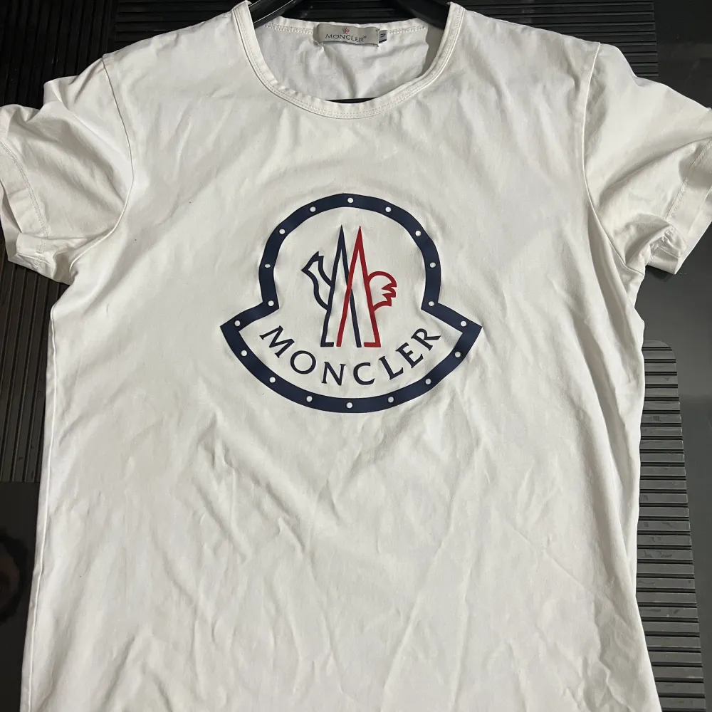 Äkta moncler T-shirt (kan skicka fler bilder ifall man är intresserad) Storlek:M Original pris:2000kr ish . T-shirts.