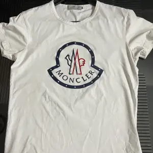 Äkta moncler T-shirt (kan skicka fler bilder ifall man är intresserad) Storlek:M Original pris:2000kr ish 