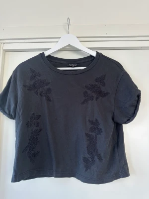 T-shirt Topshop - Lite kortare variant av T-shirt  Inte helt kolsvart men snygg är den!