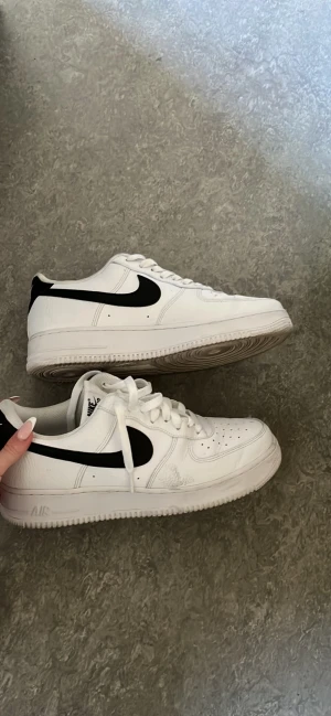 Nike air - Säljer dessa skor som är använda 1/2gånger.  Storlek 44 Köpta för 1400kr men säljer för 500kr