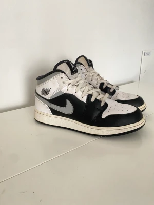 Nike Air Jordan 1 mid - Nike Air Jordan 1 mid storlek 39. Svarta och vita, kartong finns ej.   Exklusive spårbar frakt. 