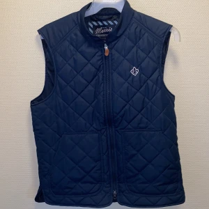 Morris väst  - Tjena ! Säljer nu en Morris väst som är i en stilren marinblå färg. Västen är iprincip ny skick , storlek (m) men skulle säga att den sitter perfekt på en som är 182-185, hör av er för fler bilder eller frågor !