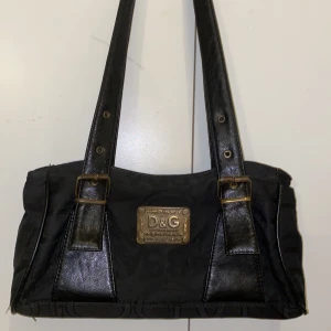 DOLCE&GABBANA original denim handbag  - Säljer en vintage D&G handväska, liten defekt på ena dragkedjan ( sista bilden ) 💕