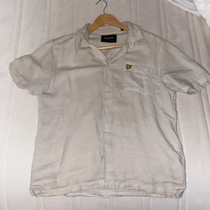 Skjorta  - Lyle skott skjorta klor för 700kr bara använd 1 gång för en kryssning under sommarn fortfarande i bra skick ock skit fint för folk som bär på storlek (M)