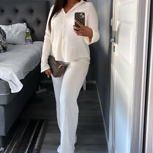 Gina tricot set  - Byxa och tröja/skjorta från Gina köpt en månad sen.  Originalpris 750kr ish för hela settet Storlek 36/38