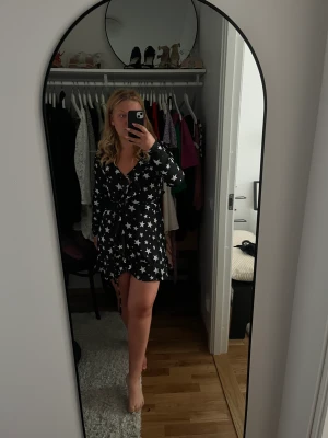 Stjärn klänning  - Omlottklänning med stjärnor och öppen rygg! Storlek 36, pris 150kr