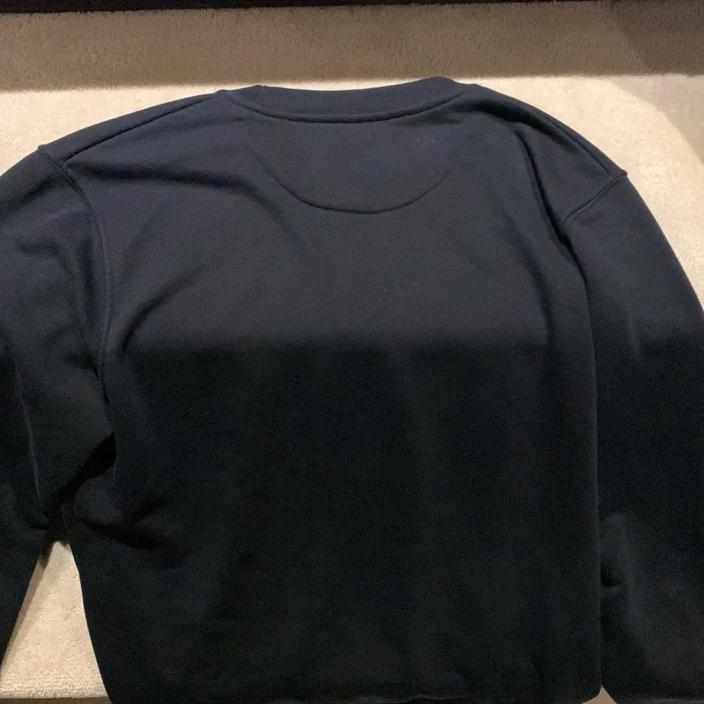 Säljer min Moncler tröja, storlek XL men passar även L. Bra skick, älskade att bära den! Det var min pappas tröja och jag fick den av han och nu behöver jag sälja den, den kostade 4999kr fick jag höra. Hoodies.