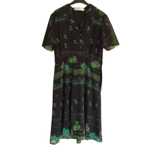 retro klänning med blomdetaljer - Retro klänning med blomdetaljer. Väldigt fint skick. 