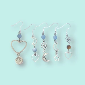 örhängen med kristaller! 🙌🌟 - Säljer dessa egentillverkade örhängena! 🫶 pris för ett par av örhängen är mellan 39-49kr styck! 🌙 går även att köpa tre par för endast 100kr!! 🌟frakt 15kr via swish, alt plicks frakt! ‼️GRATIS frakt vid köp genom plick atm ‼️ samfraktar gärna med annat! 🥰