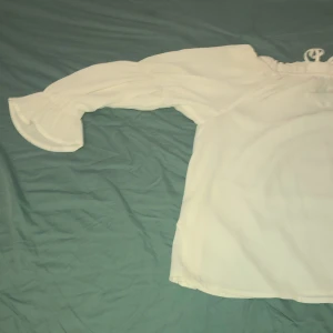 En Blus från Gina  - Detta är en blus från Gina Tricot och är jätte fin har inte andvända den mycket och passar inte så fint på mig❤️
