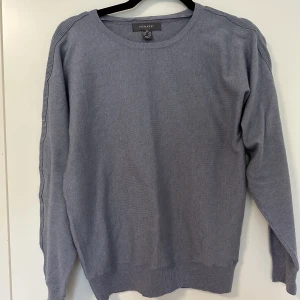 Tröja - Mysig tröja i storlek 2xs men skulle säga att den passar både S och M. Beror på hur man vill att den sitter.