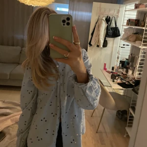 Söt oanvänd blus - Söt blus från Vero Moda i small men funkar även som en medium