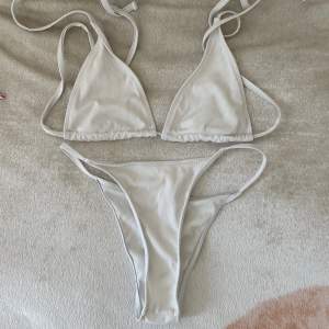 En snygg vit bikini med string underdel. 