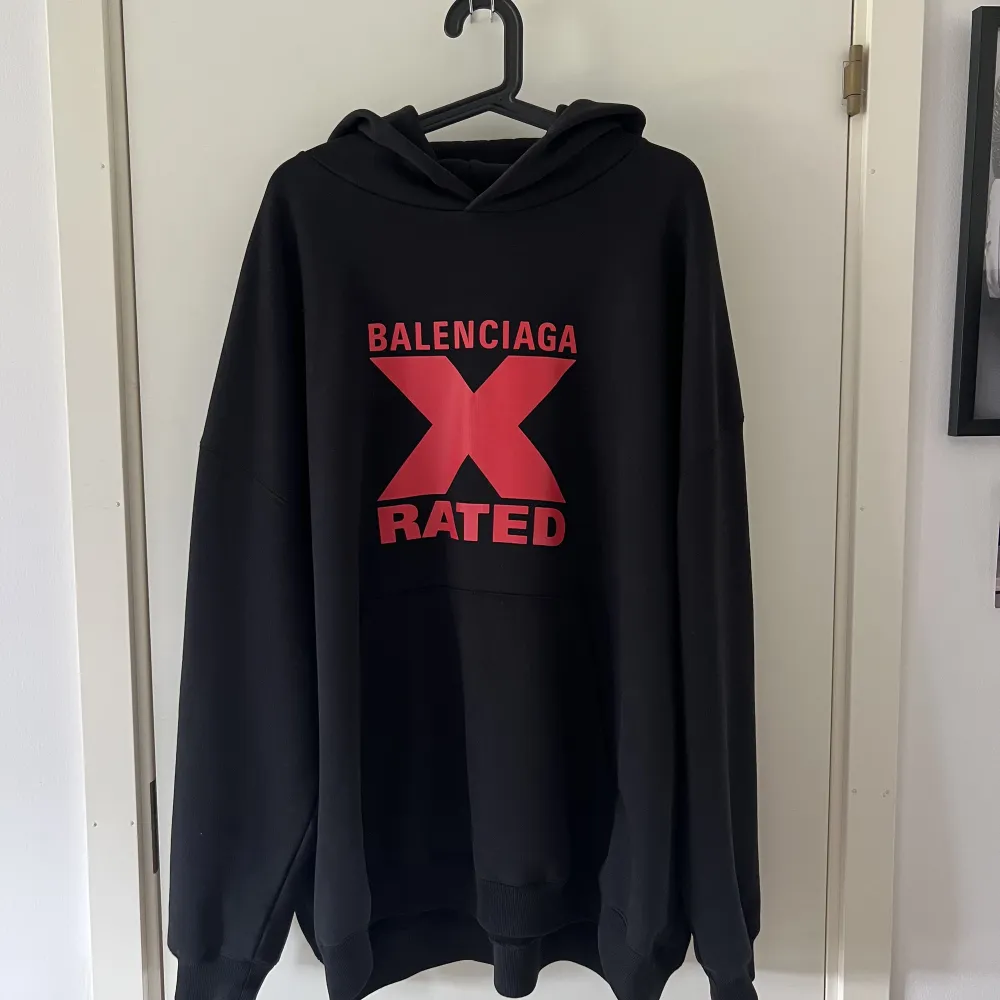 Skitsnygg Balenciaga x Rated hoodie, använd fåtal gånger så skicket är som ny💞Storlek L, Köparen betalar frakten💞skickar gärna fler bilder om de önskas. Hoodies.