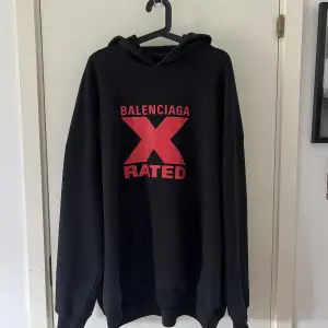 Skitsnygg Balenciaga x Rated hoodie, använd fåtal gånger så skicket är som ny💞Storlek L, Köparen betalar frakten💞skickar gärna fler bilder om de önskas