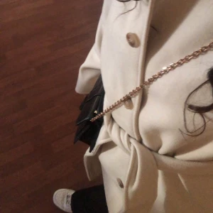 Kappa - Hej, säljer min kappa från gina. St Xs. Fin kappa att ha nu mot hösten!!!  Beige 