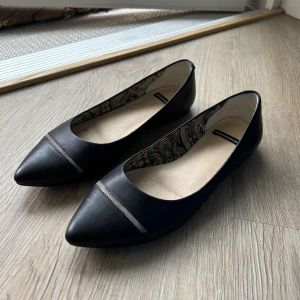 Vagabond skor - Spetsiga ballerina skor i storlek 37 ifrån Vagabond! Priset går att diskutera vid snabb affär✨🤍