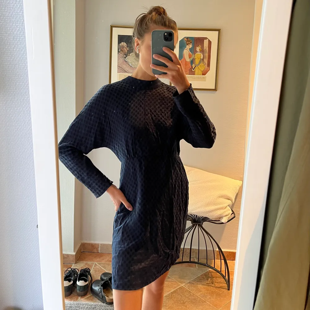 Supersnygg oanvänd prickig klänning i svart och blått i silkesliknande material från Zara! Så fin till fest! . Klänningar.