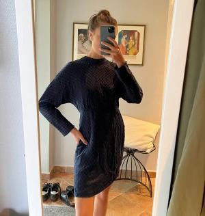 Oanvänd klänning från Zara - Supersnygg oanvänd prickig klänning i svart och blått i silkesliknande material från Zara! Så fin till fest! 