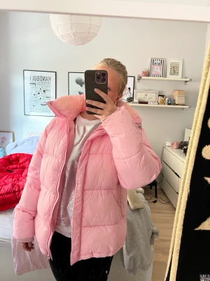 Bikbok jacka - Säljer denna skit snygga men slitna jacka från bikbok. Kontakta mig för fler bilder på defekter osv💗