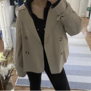 Jätte snygg trenchcoat från mango - Säljer denna jätte snygga trenchcoat jackan från mango som jag köpt här på plick då den tyvärr var förstor för mig, inga defekter, som ny!