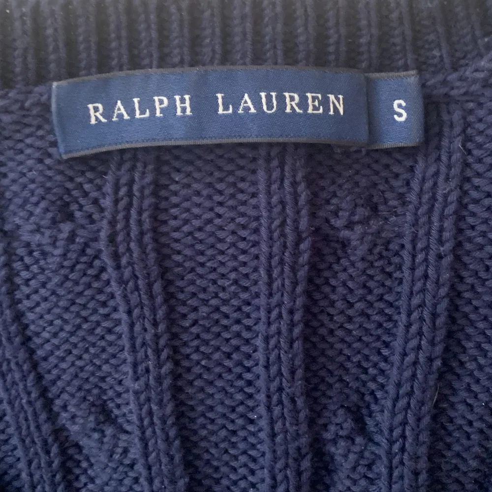 En så fin stickad tröja från Ralph Lauren!! Tröjan har inga defekter och är knappt använd! Nypris ligger runt 1700❣️❣️. Tröjor & Koftor.