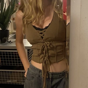 Fin topp  - Korsett liknande topp. Knytning vid tre ställen så väldigt justerbar, Köpt i bangkok