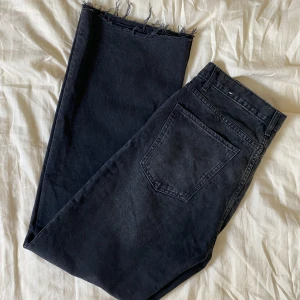 Mango Jeans - Svarta Jeans från Mango. Jättefint skick! Jag är 175cm och passar mig perfekt i längd. Strl 40. Köparen står för fraktkostnad🖤