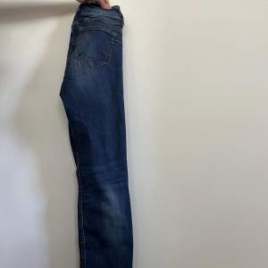 Säljer dessa jeans från Lindex i storlek:36 med dubbel knappar som man kan se på bilden
