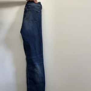 Jeans  - Säljer dessa jeans från Lindex i storlek:36 med dubbel knappar som man kan se på bilden