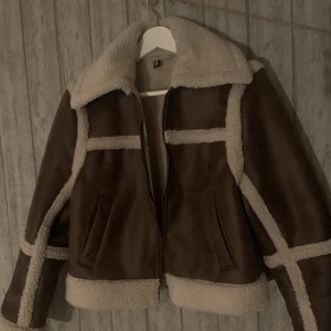 Läderjacka - Brun läderjacka från h&m, bra skick😊