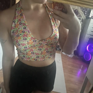 Blommig halterneck topp🌸 - En söt och somrig halterneck topp med massor av blommor. Man knyter den själv i nacken och knappt blivit använd. (KÖPAREN STÅR FÖR FRAKTEN!)