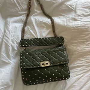 Valentino väska - Säljer min valentino garavani rockstud spike bag i Limited edition färg! Kostar nu runt 29.000. Stolek medium. 
