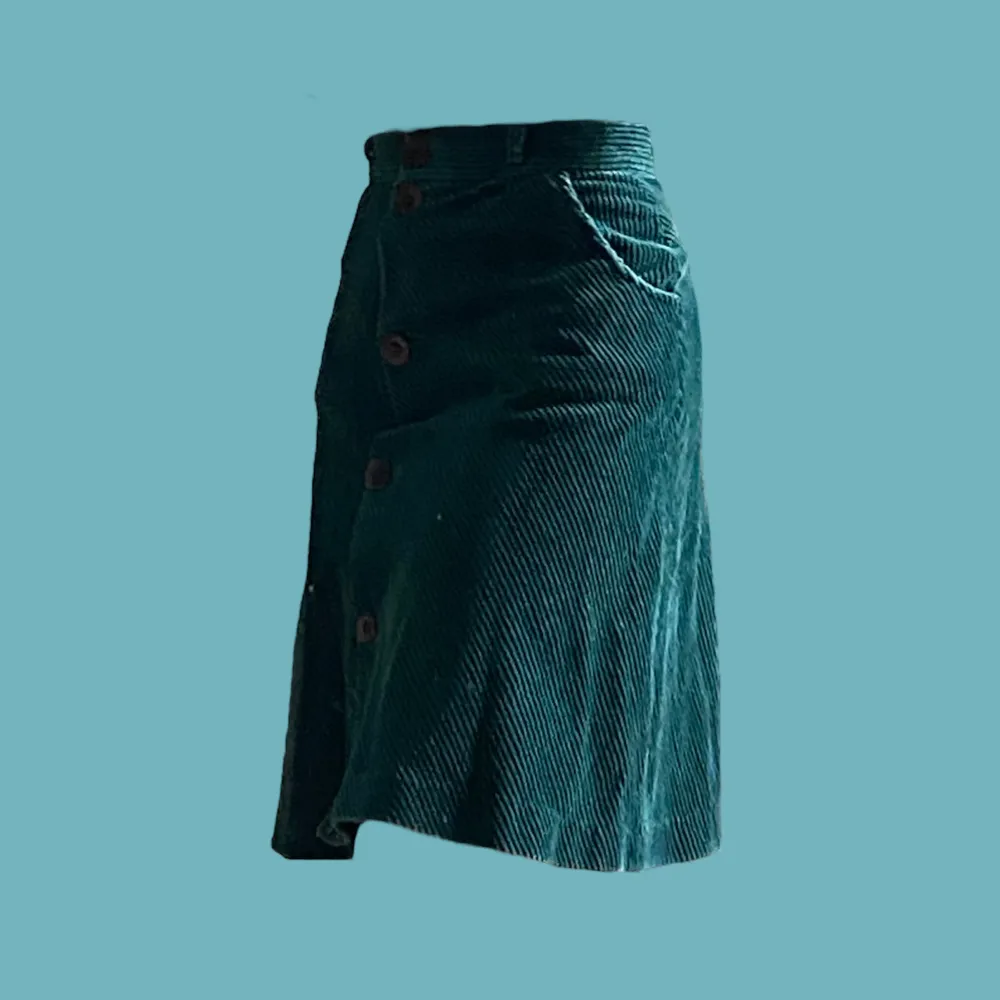 Underbar, grön mocka/manchester-kjol som tyvärr är lite för liten för mig🦖knälånga på mig som är 163cm. Kjolar.