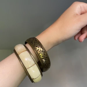 Armband från Indien  - Hög kvalitet armband, I ny skick, från Indien, säljer pga för stora för mig.  2 bild: 69 kr 3 bild: 49