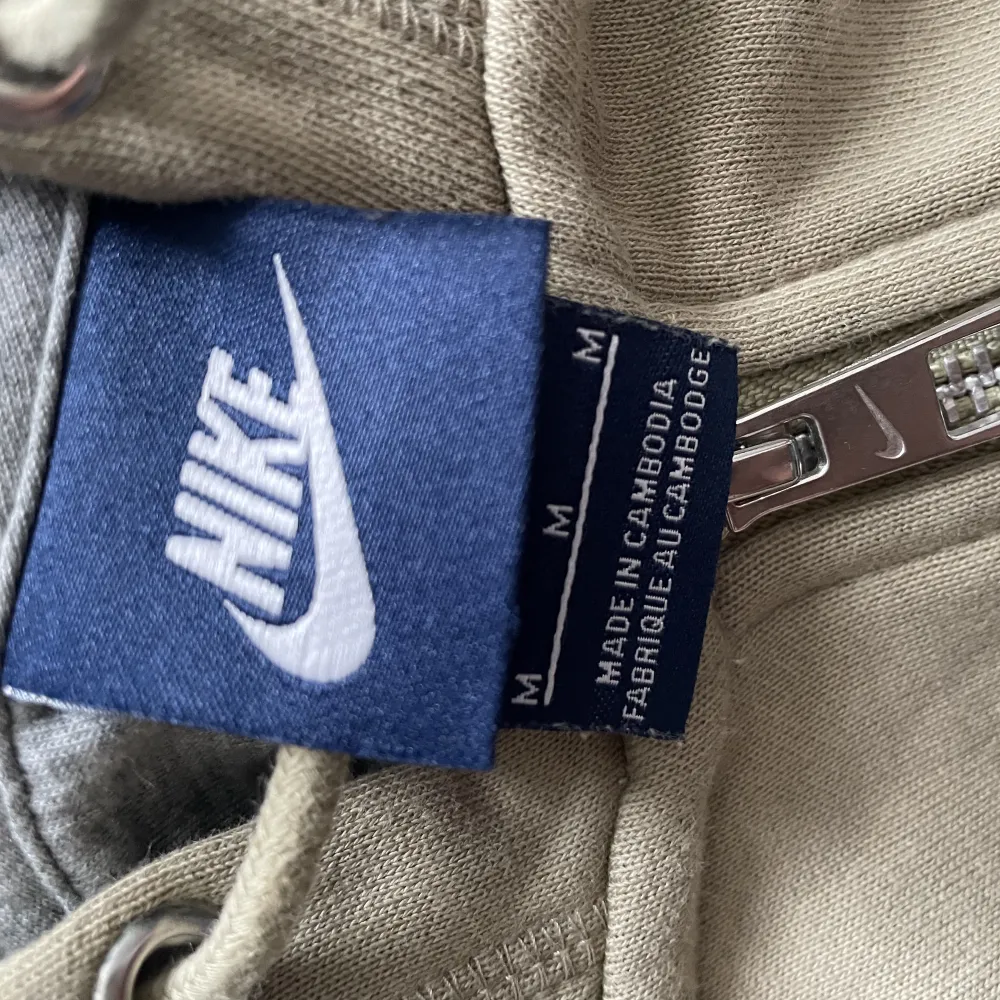 Skitsnygg Nike zip hoodie i storlek M. Fint skick, som ny. Säljer då den inte kommer till användning🤍 . Hoodies.