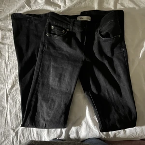 ZW the bootcut low-rise  - Knappt använda då jag inte fått användning för de! Inga defekter alls! De är låga i midjan och har en perfekt bootcut!