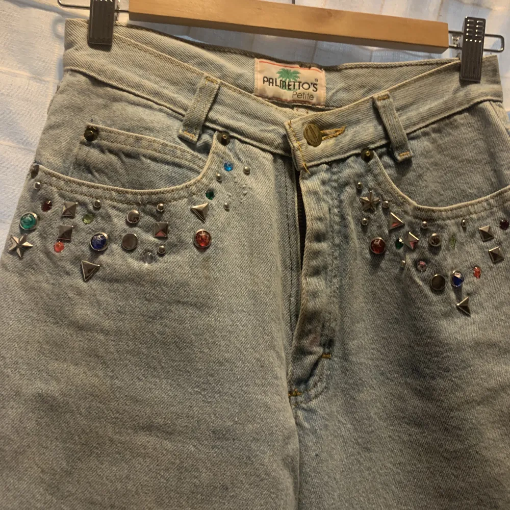 Högmidjade jeans med färgglada stenar på fickorna. Lite 80-tals stil på dom då dom ser lite ut som mom jeans. Använd kanske 3 gånger för 3 år sen.. Jeans & Byxor.